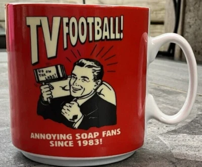 Parodias Retro TV Fútbol! ¡Fans molestos del jabón desde 1983!   Taza Creative Tops Foto 1 de 4