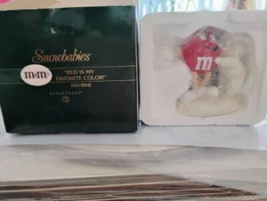 Snowbabies Department 56 M&M Figur "Rot ist meine Lieblingsfarbe" - Bild 1 von 2