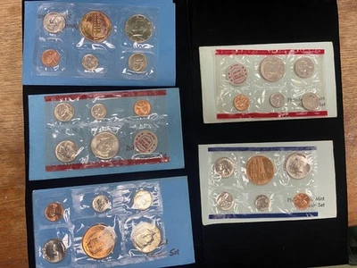 Lot of 11 US MINT UNCIRCULATED DENVER & PHILADELPHIA SOUVENIR SETS CH16 - Image 1 of 2
