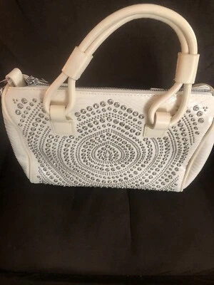 Bandolera blanca de imitación de cuero cocodrilo con estrás en relieve  Foto 1 de 4