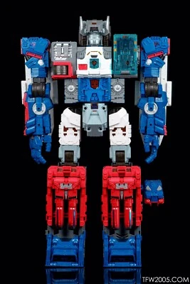 TRANSFORMERS GENERATIONS TITANS RETURN  - FORTRESS MAXIMUS SDCC 2016 With Bag - Image 1 of 4