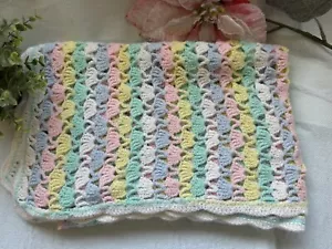 Handgefertigte Babydecke Pastell Rosa Gelb Weiß Blau Gehäkelt - 52” x 41” - Bild 1 von 6