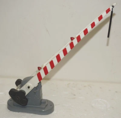 LIONEL POSTWAR O-GAUGE ITEM 252 AUTOMATIC CROSSING GATE - WORKING - Image 1 of 4