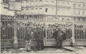 CP Repro 137 Grève des Chemins de Fer Gare St Lazare Les Voyageurs attendent  - Imagen 1 de 2