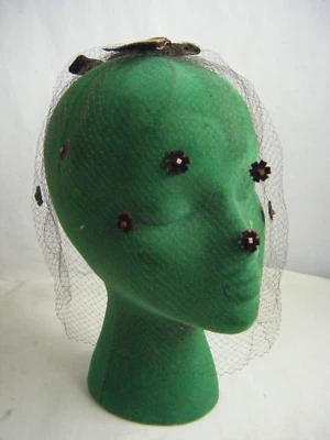 De Colección Años 60 Dk Marrón Cuentas Floral 2 Arcos Terciopelo Velo Red Sombrero - 15" Diámetro (H8) Foto 1 de 4