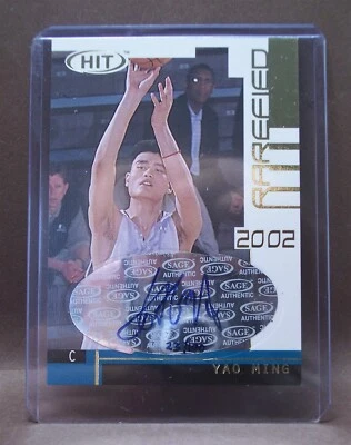 Yao Ming 2002-03 Sage Rookie RC automático/100 Foto 1 de 2