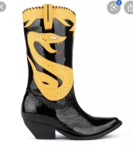 Las botas cowboy se siguen llevando y cada vez más extravagantes -  Zeleb.com.co