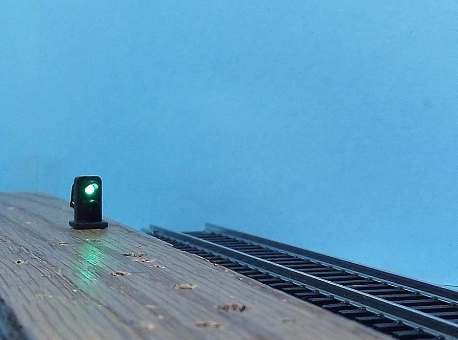 HO Gauge Manual Operating RR Dwarf Signals  2 Color Dwarf Signals W/Diagram 16V - Image 1 of 1