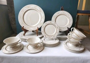 25 Pieces Of KENWOOD CASTLE Fine Arts China Set USA... - Picture 1 of 22
