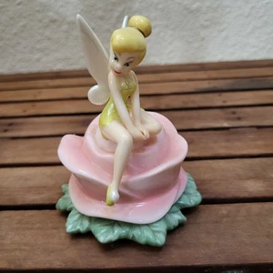 Caja de baratijas Tinker Bell de los parques de Disney sentada en porcelana rosa con caja - Imagen 1 de 9
