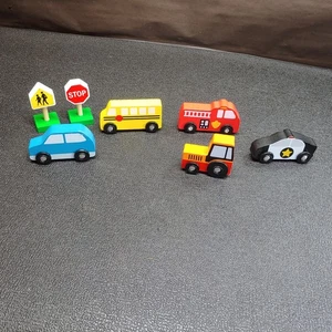 Set Of 5 Wooden Toy Cars With Moving Wheels And 2 Street Signs - Picture 1 of 6