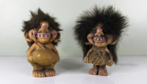 Juego de 2 trolls de Noruega de colección Nyform resina tallada 4 pulgadas - Imagen 1 de 11