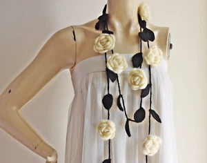 Cremefarbener Rosenschal mit schwarzen Blättern - Lariat Halskette - Weihnachtsgeschenk - Bild 1 von 8