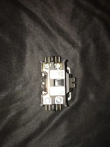 1014865R Nortek Nordyne Contactor FABRICANTE PIEZA DE FABRICANTE FABRICANTE FABRICANTE FABRICANTE 624714 621661 621665 624828 - Imagen 1 de 4