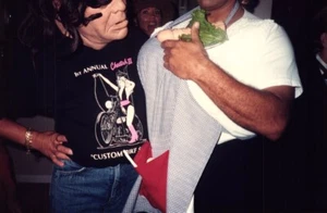 De colección 1980s 4x6 Foto Adulto Halloween Fiesta Disfraz Falo Ghoul Máscara - Imagen 1 de 1