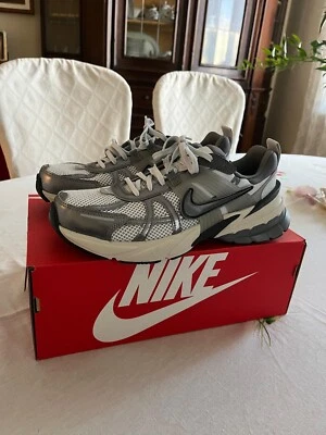 nike V2K run pure platinum , cool grey. Scarpe nuove mai indossate dal sito Nike - Immagine 1 di 4