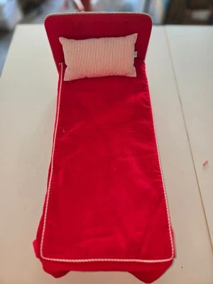 Cama Molly Red com travesseiro e colcha The Pleasant Company (American Girl) é uma  - Imagem 1 de 4