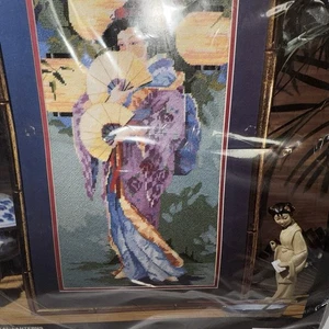 Kit de punta de aguja Bucilla 4655 linternas orientales 10 x 18 geisha Nancy Rossi sellado - Imagen 1 de 5