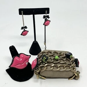 Betsey Johnson First Date Lippen Kuss Schmuckset ~ Bettelarmband ~ Ring ~ Ohrringe 7,5 - Bild 1 von 17