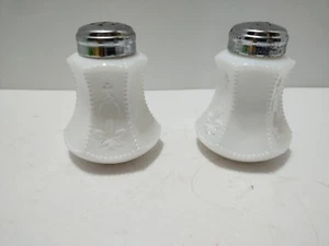Vintage Fenton Milk Glass Beaded Panel Edge Salt & Pepper Shakers 6206 Elegant - Picture 1 of 10