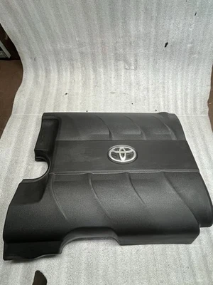 Engine Cover 3.5L DOHC 6SPD-AUTO 8PASSENGER SIDE 102864K TOYOTA SIENNA 2012 - Image 1 of 4
