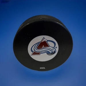 Disco de hockey de recuerdo de coleccionistas Colorado Avalanche InGlasCo NHL - Logo trasero - Imagen 1 de 6