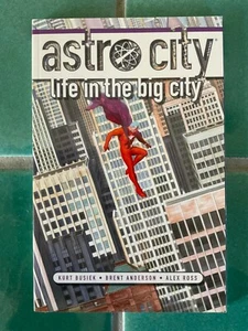 Astro City Life in the Big City de Kurt Busiek 2011 TPB DC cómics novela gráfica - Imagen 1 de 2