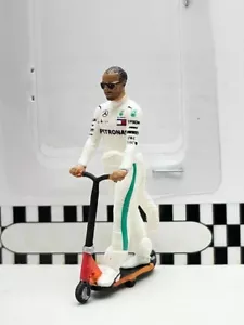 Lewis Hamilton Mercedes W09 Figura Skate Scooter 2018 1/43 Diecast F1 Cartrix - Foto 1 di 6
