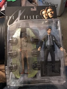 X-Files Mulder und Alien in Containment - Bild 1 von 2