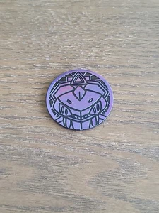 Pokemon TCG Genesect Sammelmünze Purple Mirror Holofoil  - Bild 1 von 2
