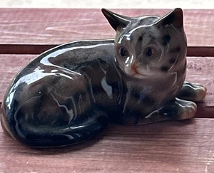 Vintage handbemalte Porzellanfigur. Grau braun Tabby gestreift Katze - Bild 1 von 6