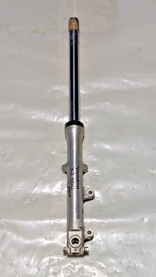 GENUINO YAMAHA XJ650 1980-85 HORQUILLA IZQUIERDA PIERNA SOPORTE - FOSO EN PIEZAS DE VIAJE Foto 1 de 4