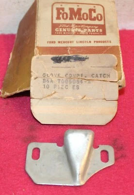 1956 Ford Custom Fairlane 500 Skyliner NOS TRAVA CAIXA DE LUVAS STRIKER PLACA PEGAR - Imagem 1 de 2