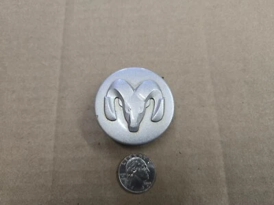 道奇原始设备制造商 2002 - 2007 Caravan Caliber Nitro Stratus 银色中心盖 0WG23TRMAA — 第 1/3 张图片