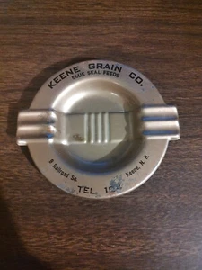 Bandeja de cenizas de metal vintage Keene Grain Co. alimentadores de sello azul - Imagen 1 de 2