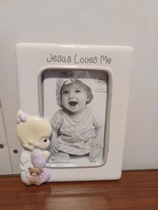 Marco de fotos Precious Moments "Jesús me ama" niña pintado a mano cerámica 185033 - Imagen 1 de 5
