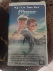 Flipper (VHS, 1996) Clamshell Paul Hogan Elijah Wood Flipper the Dolphin - Picture 1 of 1