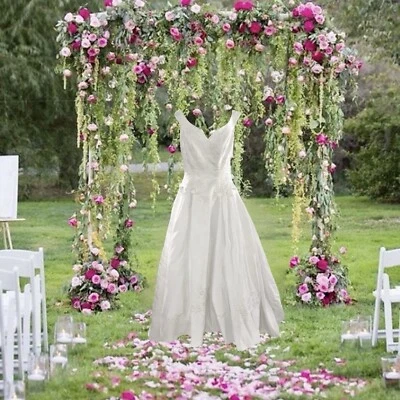 Vestido de novia Oleg Cassini sin mangas talla 4. Foto 1 de 4