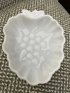 Vintage Textured Milk Glass Grape Cluster Bunch Shaped Candy Dish 7" x 5.5" - Picture 1 of 5
