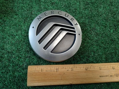 2005 2006 2007 MERCURY MONTEGO TAMPA DO PORTÃO TRASEIRO EMBLEMA CENTRAL LOGOTIPO EMBLEMA PLACA 4S7 - Imagem 1 de 4