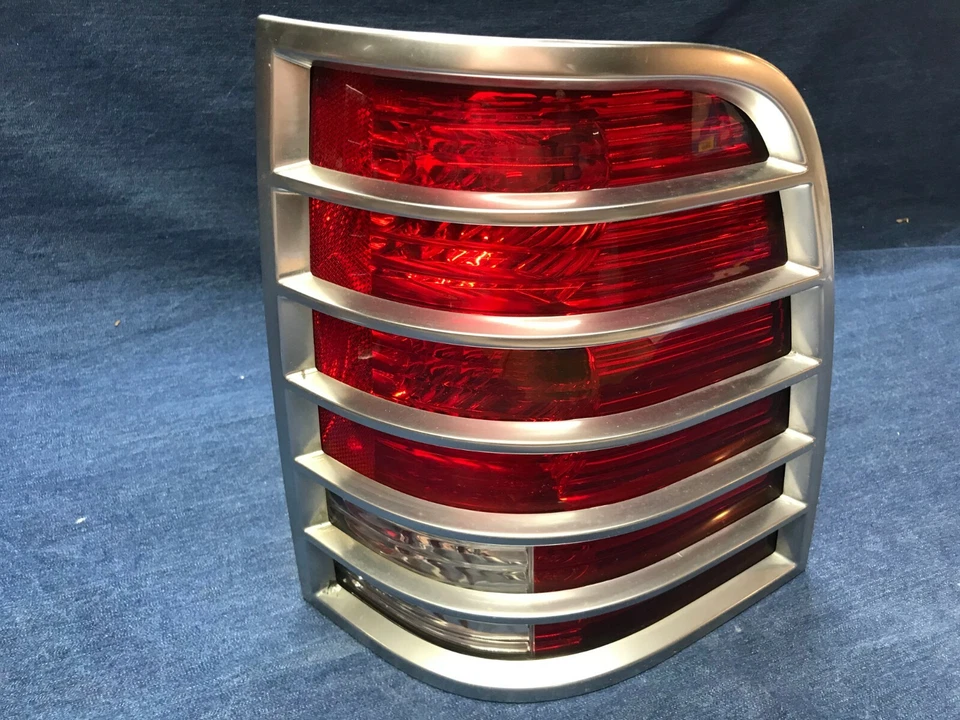 Lámpara de luz trasera derecha Mercury Mountaineer 2003 2004 2005 OEM Foto 1 de 3
