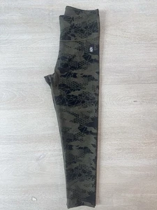 Strong By Zumba Women’s Size S Capri Leggings Green & Black 21 Inch Inseam - Picture 1 of 8