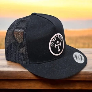 Sombrero de camionero Yupoong negro Snapback con parche bordado GYMSTRONG rosa claro NUEVO - Imagen 1 de 11