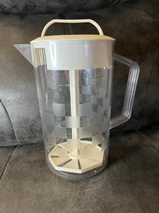 VTG The Pampered Chef Quick Stir 2 QT Mixing Pitcher Checkered Pattern - USA - Picture 1 of 11