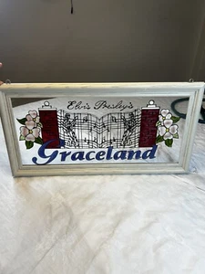 Raro pannello finestra con cornice in vetro colorato Graceland Gates Elvis Presley 22,5"x11,5" - Foto 1 di 12