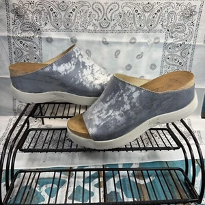 Sandalias Fly London Slides Tacón de Cuña Mujer Talla 38 EE. UU. 7-7,5 Gamuza Plateada Usadas en Excelente Condición - Imagen 1 de 10