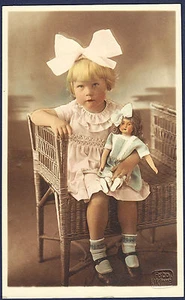 ESTONIA, CHICA CON LA MUÑECA, BONITA FOTO PC pre 1940 - Imagen 1 de 2