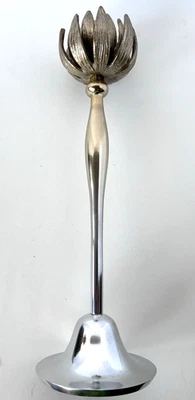 Candelabro floral The Met x Anthropologie plateado antiguo dorado loto Foto 1 de 4