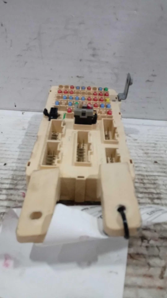 2011 Hyundai Santa Fe Body Control Module OEM 954000W150 145K Miles Brown - Image 1 of 4