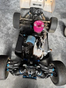 Team Associated RC8b4 - Picture 1 of 2